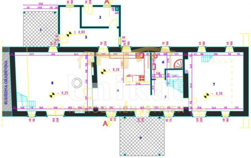 Autentica proprietà con casa in pietra e ampio terreno